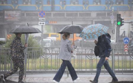 Після спекотної погоди - очікується похолодання з дощами та градом: метеоролог озвучила дату погіршення погодних умов.