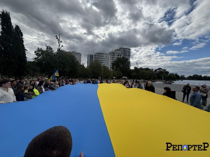 Франківчани взяли участь у флешмобі та розгорнули величезний прапор (ФОТО)