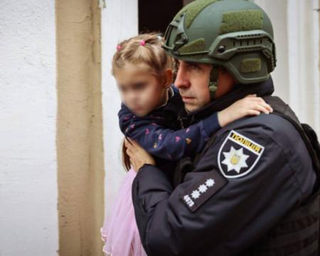 У Харкові російські війська вдарили по дитячому садочку, внаслідок чого постраждали люди.