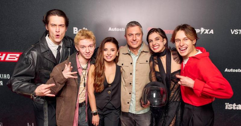 На платформі 