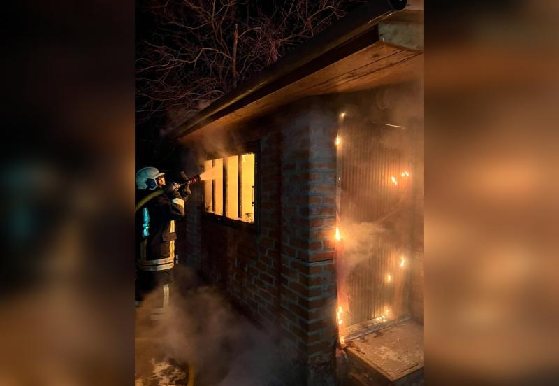 У Харківській області після обстрілів спалахнули пожежі в житлових будинках | Останні новини Харкова та України - АТН