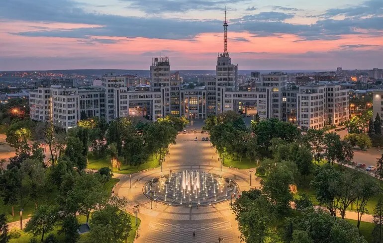 Після атаки Російської Федерації експерти ЮНЕСКО досі не провели огляд будівлі Держпрому в Харкові.