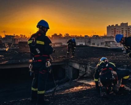 У Києві вогонь охопив будівлю внаслідок дронової атаки.