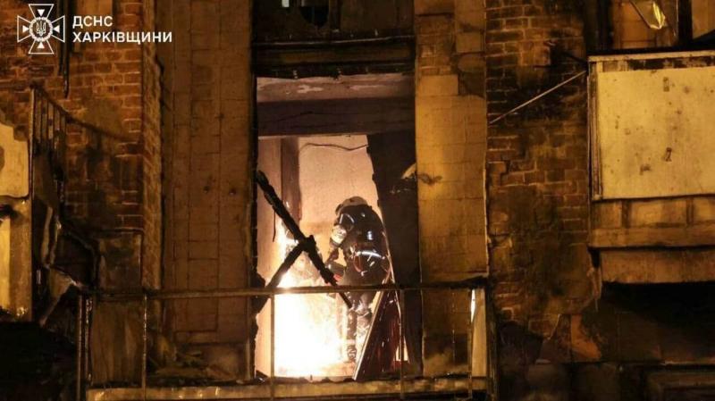 Рятувальні служби продемонстрували результати масштабного удару російських безпілотників по Харкову.