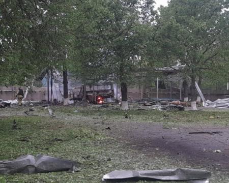 Харків більше двох годин зазнавав масштабного обстрілу з боку Росії - наслідки візуально зафіксовані на фото.