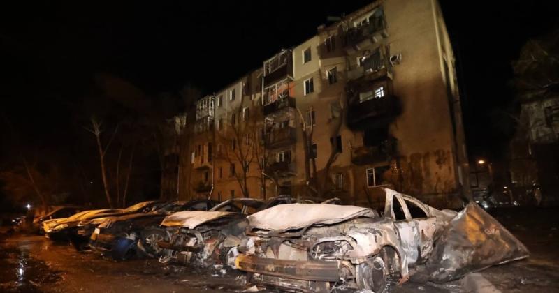 Вранці Харків зазнав нападу з боку російських безпілотників, внаслідок чого двоє осіб отримали травми, повідомляють місцеві органи влади.