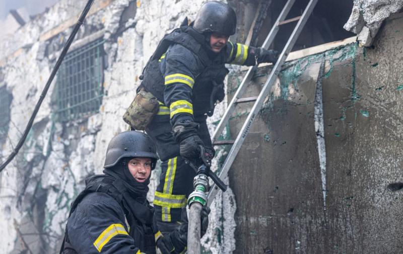Знищення інфраструктури та вогняні спалахи: ДСНС продемонстрували результати агресії Росії на Харків та його околиці.