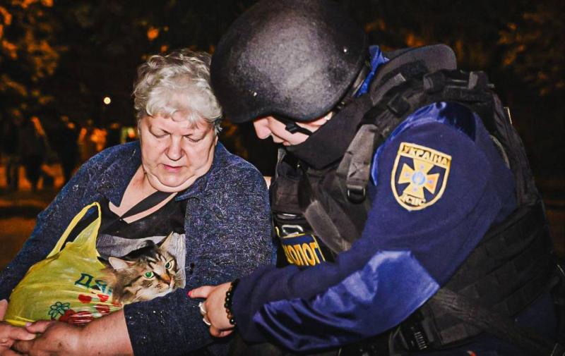 Зруйновані будівлі, жертви та численні травмовані: світлини руйнівних наслідків обстрілу Харкова з боку РФ.