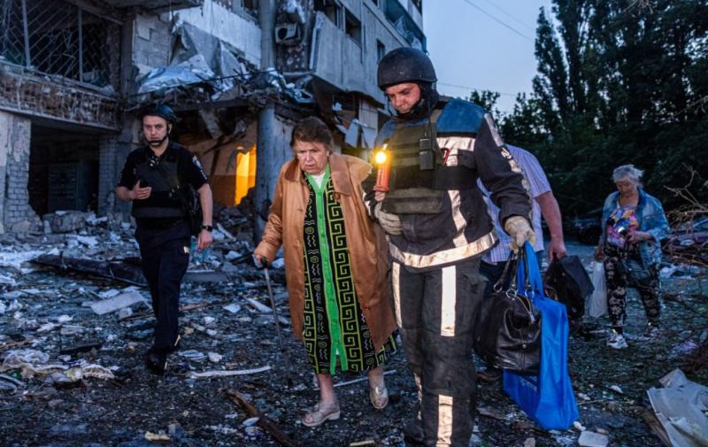 Палаючі будівлі, торгові заклади та автомобілі: знімки руйнувань після нічної агресії Росії щодо Харкова.