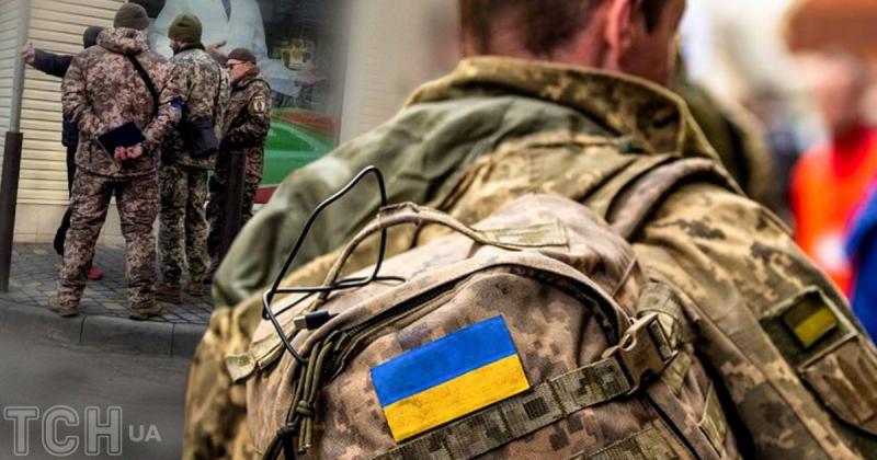 У Харкові чоловік, намагаючись уникнути служби в ТЦК, вистрибнув з вікна, в той час як його адвокату травмували ногу – повідомляють ЗМІ.