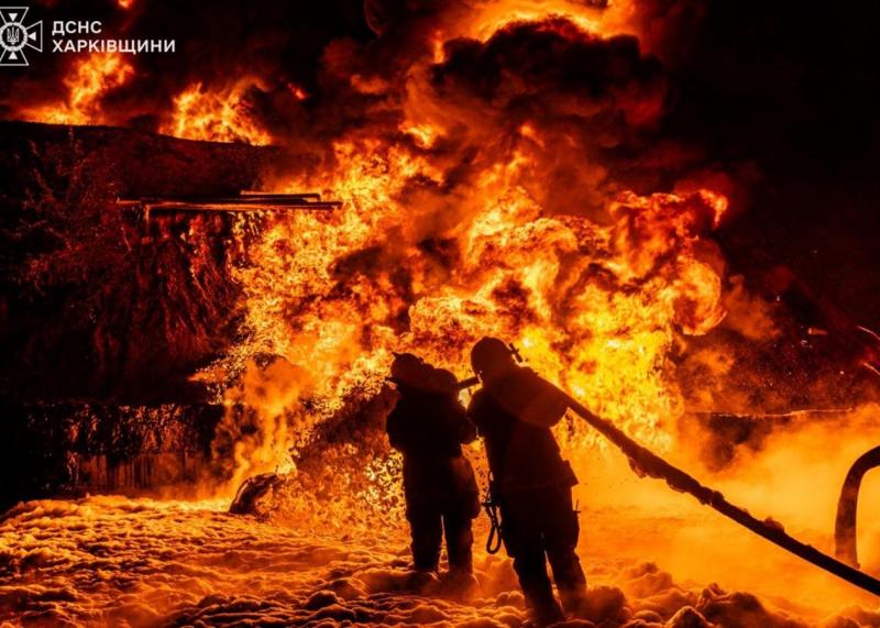 Російська атака: у Чугуєві спалахнула масштабна пожежа, 11 осіб отримали поранення.