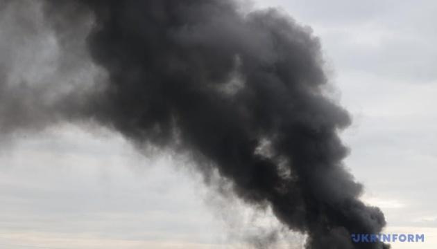 У Харкові ворожий безпілотник вразив проїзну частину дороги.