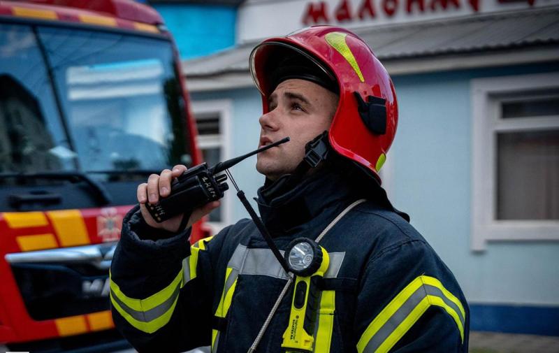 Російський безпілотник завдав шкоди дорожньому покриттю в Харкові.