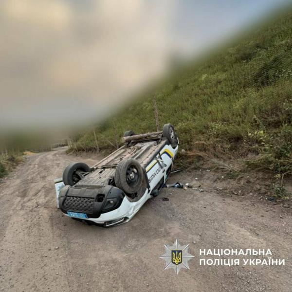 Сафарі на правоохоронців: в Харківській області російський безпілотник точно влучив у службове авто, - ФОТО