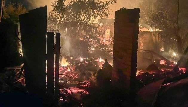 Вночі Харківську область піддали атаці російські безпілотники: жінка отримала поранення, спалахнули пожежі в житлових будинках.