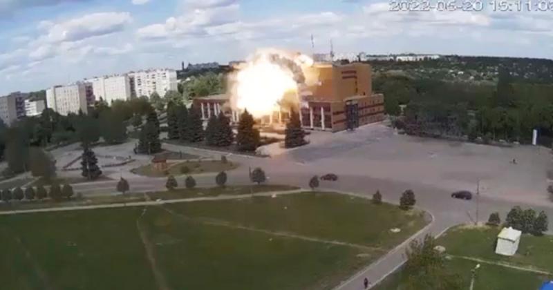 Внаслідок авіаційного обстрілу з боку РФ постраждала вузлова станція в Лозовій, що на Харківщині. Є інформація про поранених - повідомляє влада.