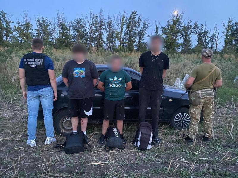 На Вінниччині прикордонники затримали трьох чоловіків, які намагалися втекти до Молдови пішки - повідомляє Весь Харьков.
