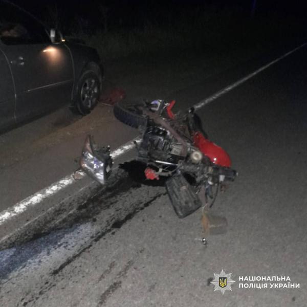 У Харківській області сталася аварія за участю мотоцикла, в результаті якої постраждали троє дітей. Один із хлопчиків перебуває у критичному стані.