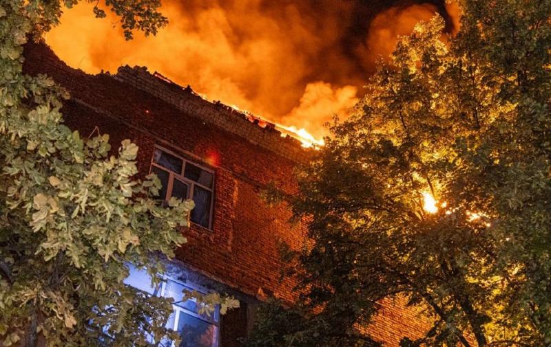 Дрон атакував підприємство: рятувальники продемонстрували результати ворожого обстрілу в Харкові.