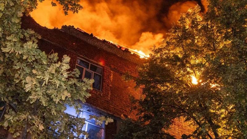 У Харкові внаслідок атаки безпілотника виникла пожежа в офісному комплексі, в результаті якої постраждали дві особи.