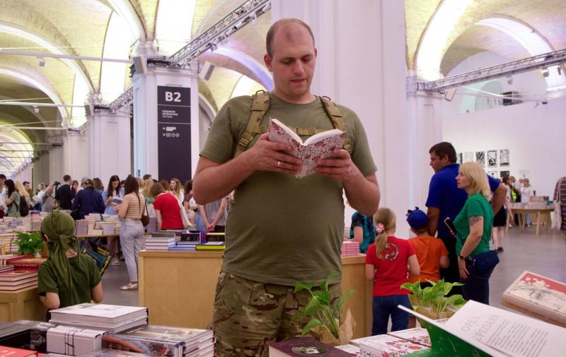 Книги для фронту та лікарень: які ініціативи впроваджуються в Україні для підтримки військових та цивільних осіб.
