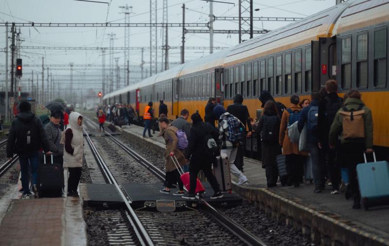 У Миколаївській області спостерігаються перебої з електропостачанням внаслідок атак Російської Федерації, що призводить до затримок ряду потягів (перелік).