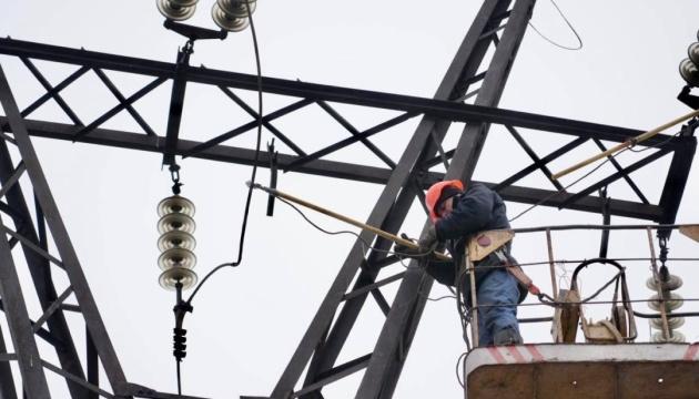 Міністерство енергетики повідомляє, що російські війська намагаються завдати ударів як по електростанціях, так і по електричним мережам.