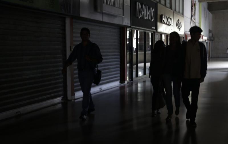 У трьох регіонах відбуваються вимкнення електроенергії: що стало причиною цього?