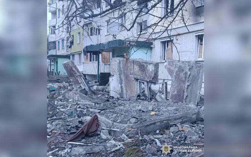 Правоохоронці продемонстрували наслідки обстрілів, здійснених Росією, по житловим спорудам у Харківській області - Новини Весь Харків.