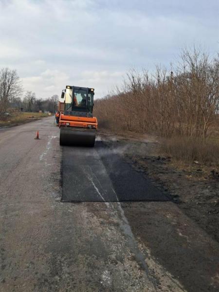 У Харківській області триває ремонт доріг у прифронтових зонах: це необхідно для забезпечення доставки боєприпасів та евакуації постраждалих.