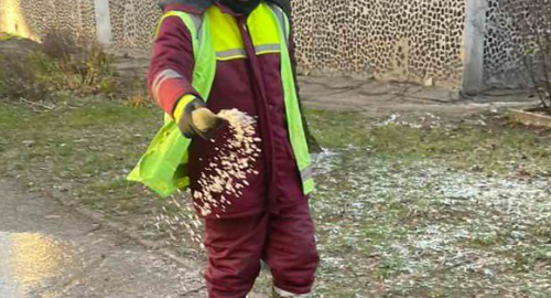 Працівники комунальної служби Харкова усували небезпечні слизькі ділянки на вулицях міста.