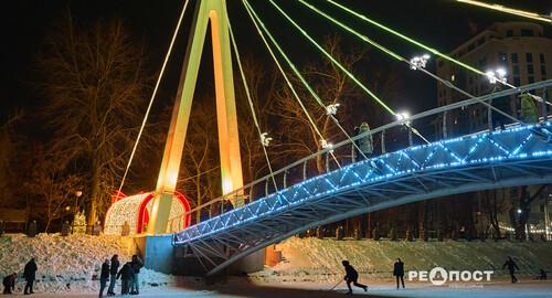 Харків'яни створили ковзану площадку під знаменитим мостом (фото)