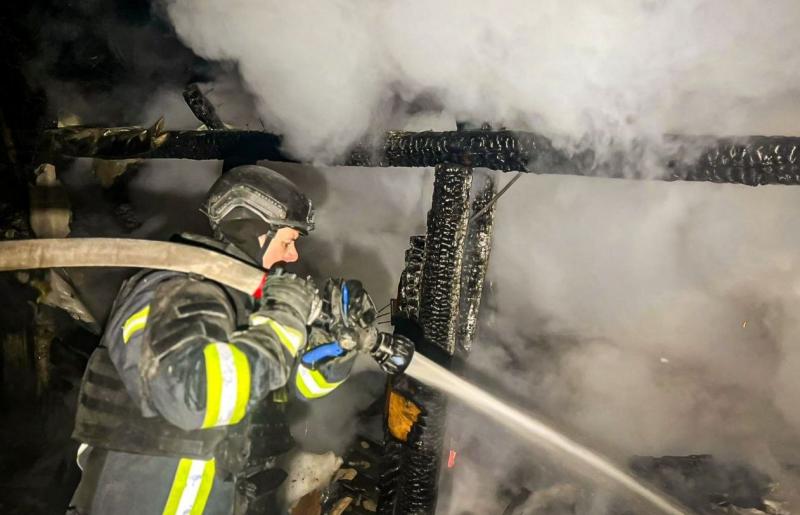 Увечері рятувальні служби ліквідували пожежу в житловому будинку на Харківщині: один чоловік отримав травми - Новини Весь Харків.