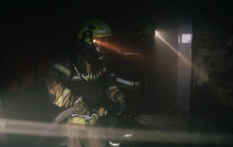 У Харкові стався обстріл висотного будинку: на місці події зафіксовані серйозні руйнування, спалахнула пожежа, а також постраждала дитина.