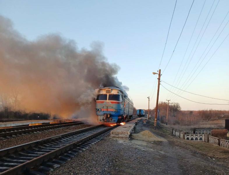 Російські військові здійснили напад на пасажирський потяг у Сумській області за допомогою дронів.