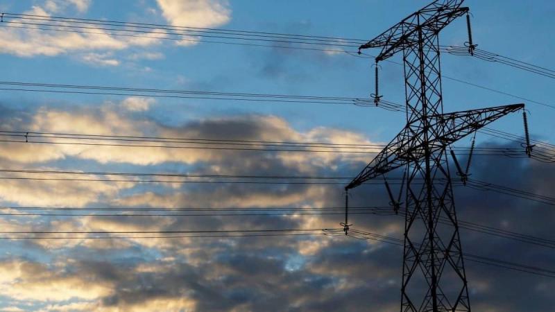 Без електрики залишаються споживачі в чотирьох регіонах, а графіки відключень у понеділок будуть діяти з 17:00 до 22:00, повідомляє Міністерство енергетики.