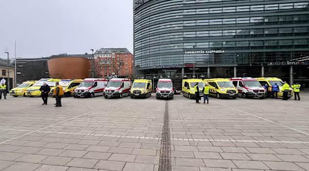 Фінські волонтери надали Україні 12 автомобілів швидкої допомоги для підтримки прифронтових територій.