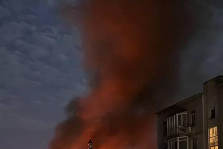 Внаслідок артилерійського обстрілу в Основ'янському районі Харкова сталася пожежа в чотириповерховій будівлі - Новини Весь Харків.