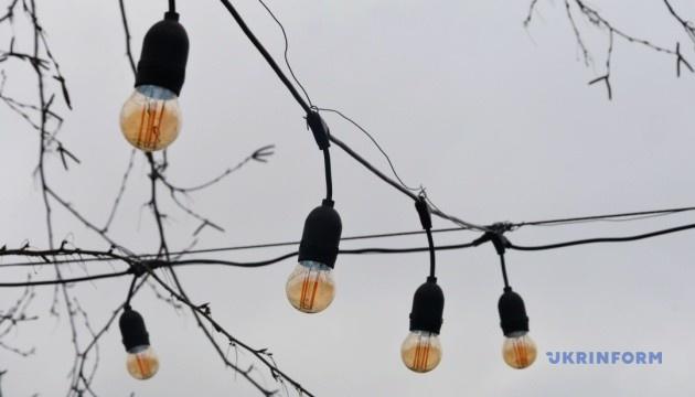 Внаслідок ворожих нападів у п'яти регіонах спостерігається відключення електроенергії, повідомляє Укренерго.