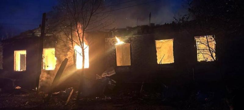 Внаслідок нічного нападу в Харківській області, московські агресори заподіяли опіки 40% тіла малюкові, який загинув. Ще п'ятеро осіб, серед яких двоє дітей, отримали травми.