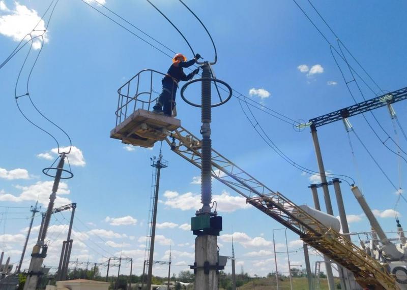 Енергетична інфраструктура п'яти регіонів зазнала атаки, повідомляє Укренерго.