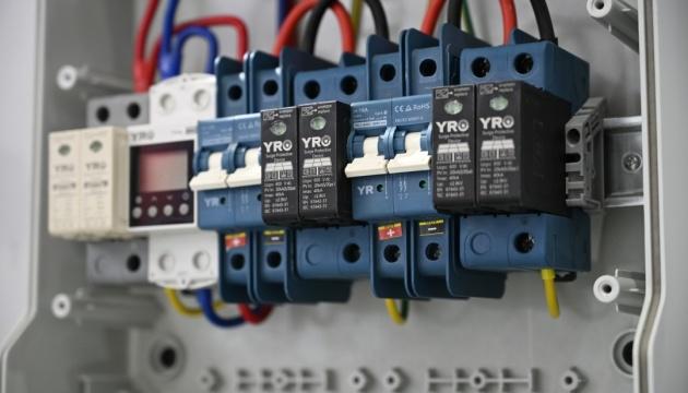 Внаслідок ворожих атак сталося нове відключення електроенергії в п'яти регіонах, повідомляє Укренерго.