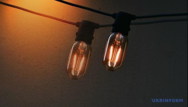 Внаслідок російських атак в п'яти регіонах відбулися нові відключення електроенергії, повідомляє Укренерго.