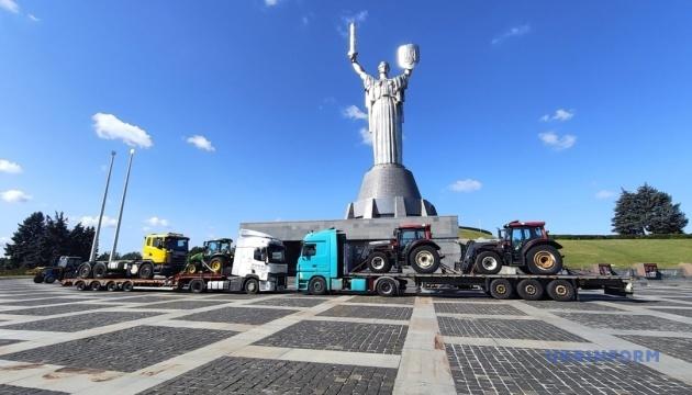 Фінське місто передало місту Ізюм три трактори, тягач і генератори.