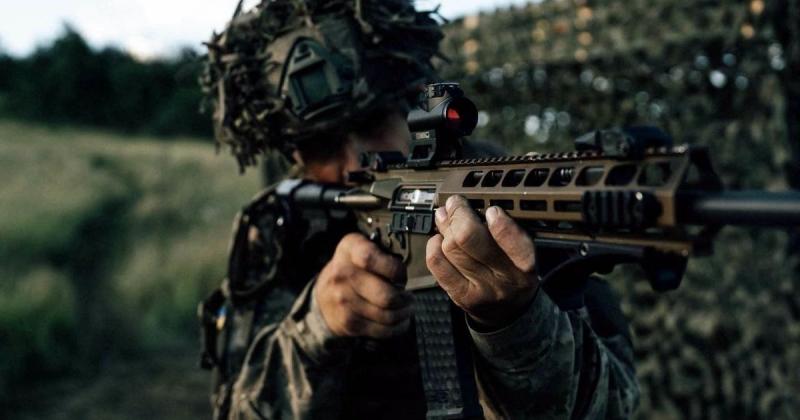 Напружені збройні конфлікти на Сході: Збройні сили України успішно відстояли позиції, відбивши численні атаки на Покровському та Костянтинівському напрямках, - повідомляє Генеральний штаб. КАРТА.
