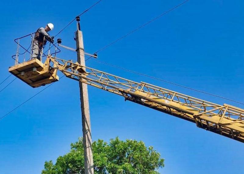 В Україні сотні населених пунктів залишилися без електропостачання.