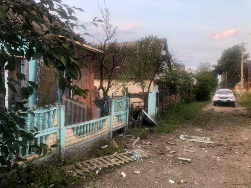 У вечірній час безпілотники російських військ здійснили напад на Золочів, внаслідок чого було завдано шкоди одному з будинків.