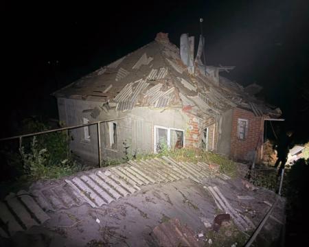 Російські війська здійснили напад на Ізюм, використовуючи керовані авіаційні бомби, внаслідок чого є постраждалі.