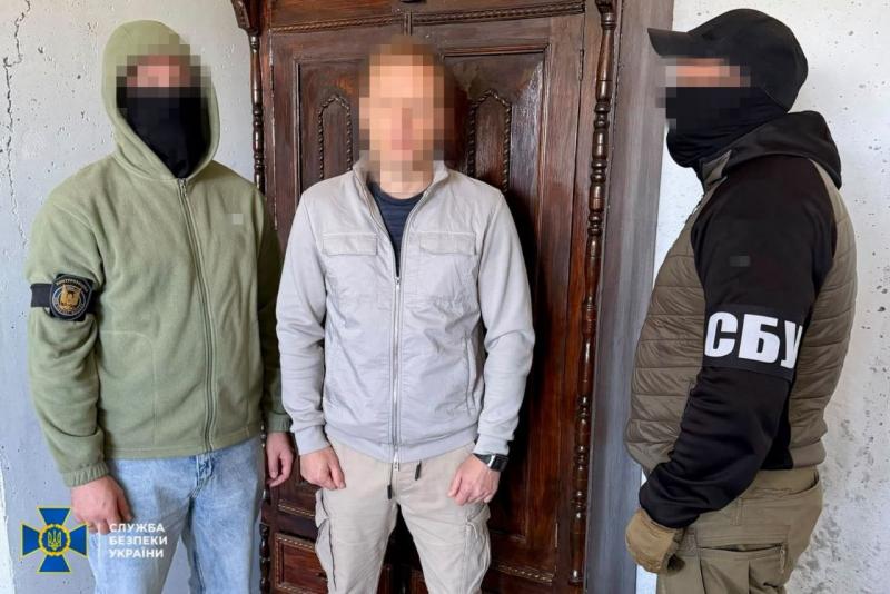 Служба безпеки України затримала колишнього адвоката, який передавав інформацію про розташування російських десантників.