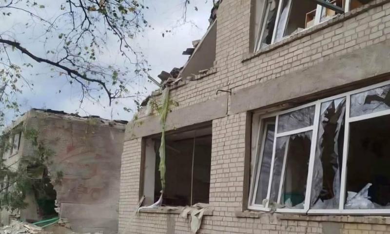 Дрон російських військ атакував мікроавтобус у Харківській області: двоє осіб отримали травми.